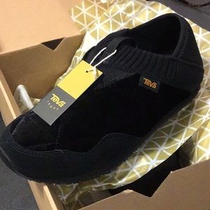 Teva velvet moc size 7